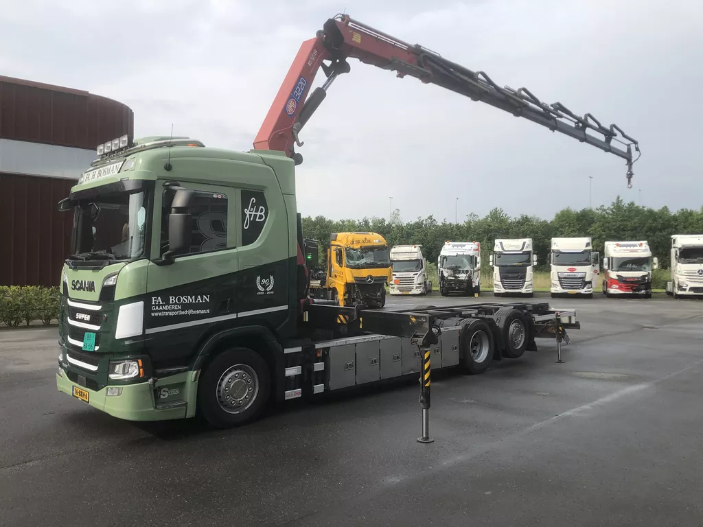 Scania R 450 mit HMF kran
