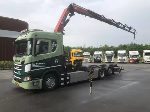 Scania R 450 mit HMF kran