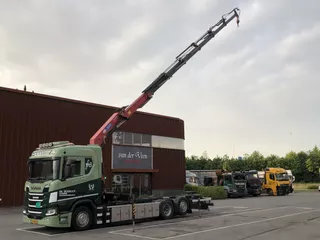 Scania R 450 mit HMF Kran und BDF