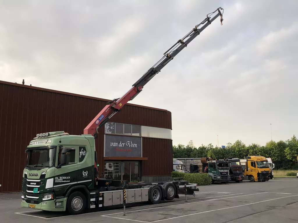 Scania R 450 mit HMF Kran und BDF